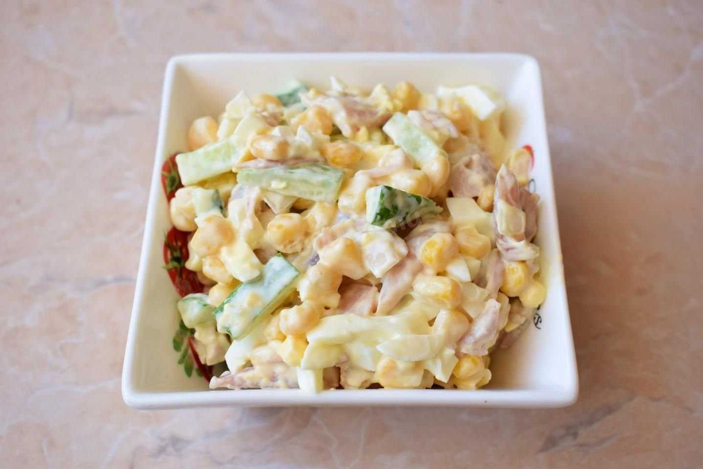 Салат с копченой курицей и кукурузой − 7 рецептов как приготовить дома