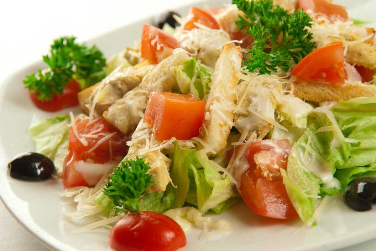 Салат цезарь с индейкой
