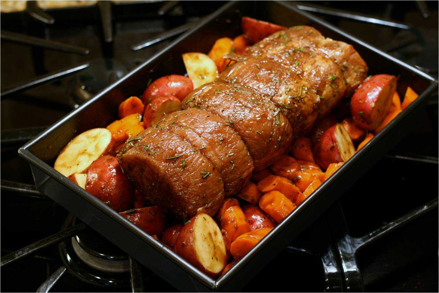 Свинина запеченная в духовке - топ 10 рецептов. как приготовить мясо в духовке чтобы оно было мягким и сочным?
