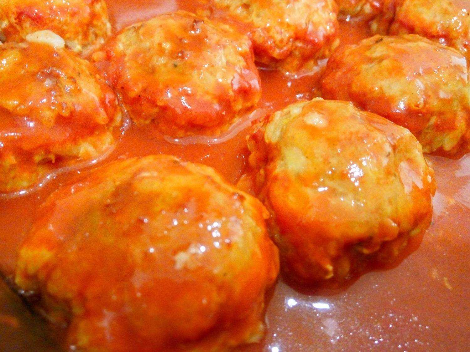 Тефтели с рисом и подливкой: 6 рецептов вкусного приготовления