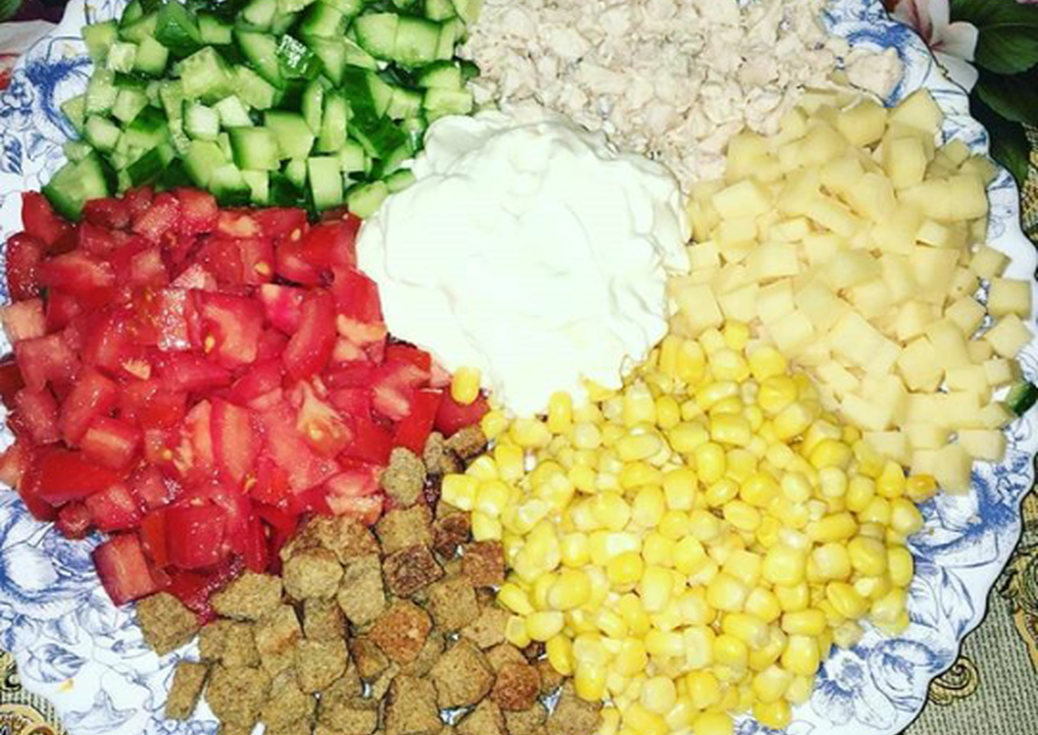 Крабовый салат с огурцом и кукурузой – 6 классических рецептов