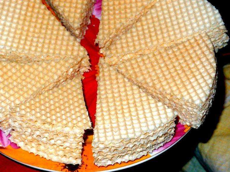 Торт из готовых вафельных коржей с вареной сгущенкой и маслом: быстрый и простой рецепт | народные знания от кравченко анатолия