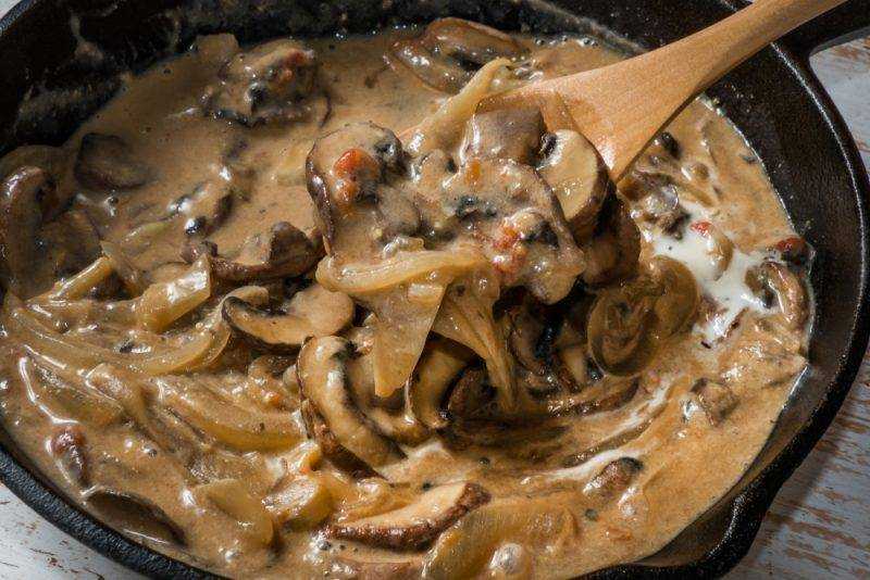 Бефстроганов с грибами и сметаной - кушаем вкусно