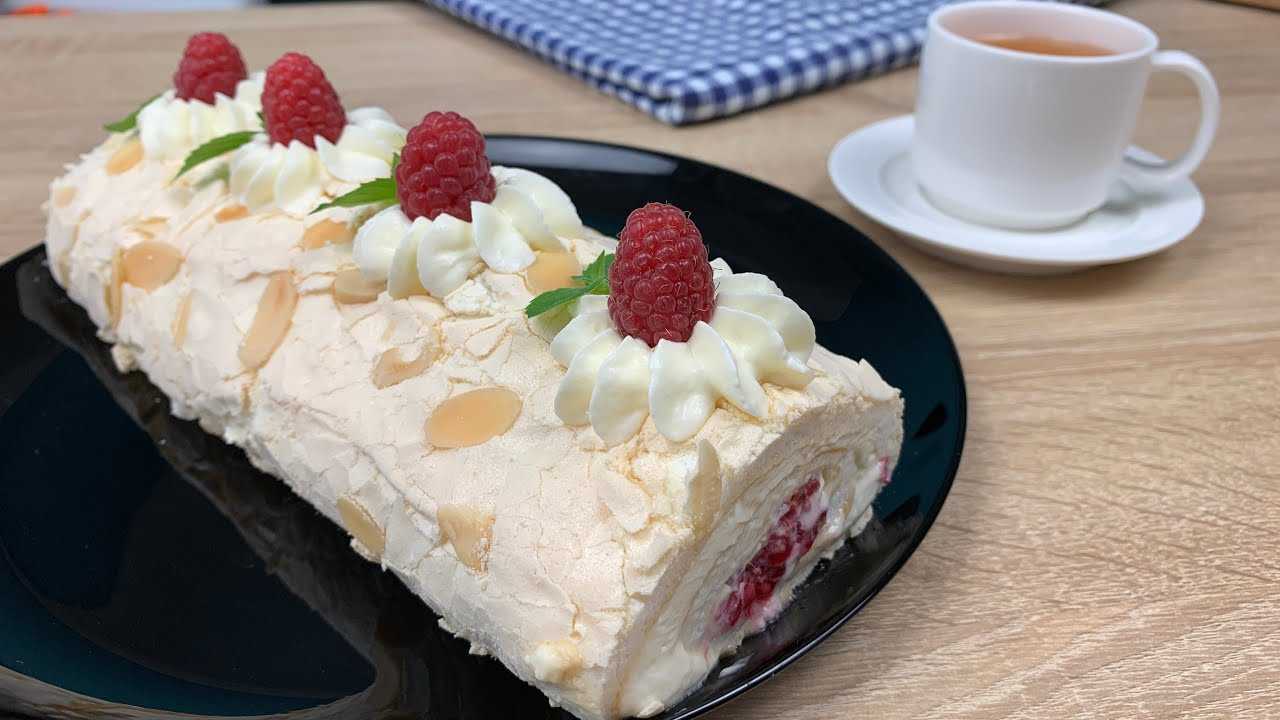 Меренговый рулет: с малиной, вишней, мандаринами и другими фруктами и ягодами; а также рецепты десерта с бананом и киви, манго и маракуйей, голубикой и клюквой