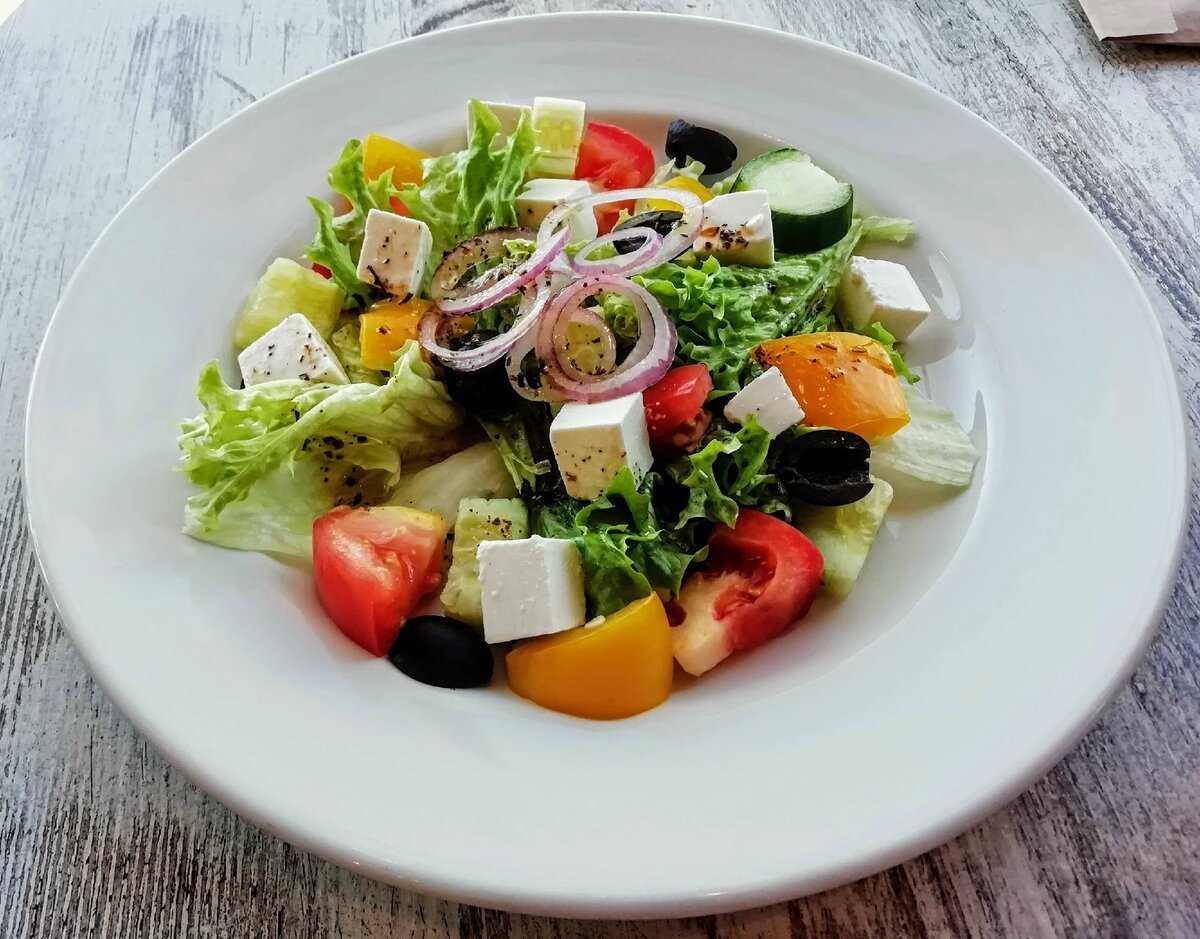Греческий салат с курицей и сухариками по классическим рецептам