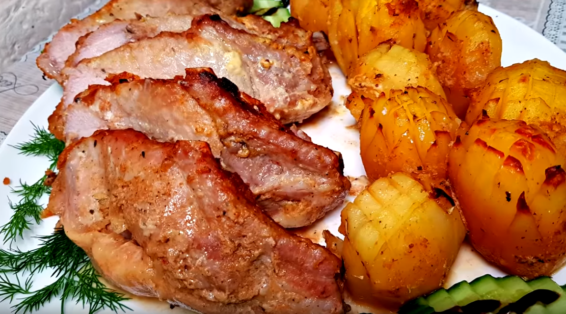 Жареная свинина на сковороде кусочками с луком
