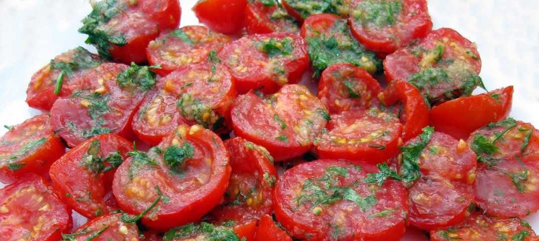 Маринованные зеленые помидоры на зиму в банках с чесноком и морковью