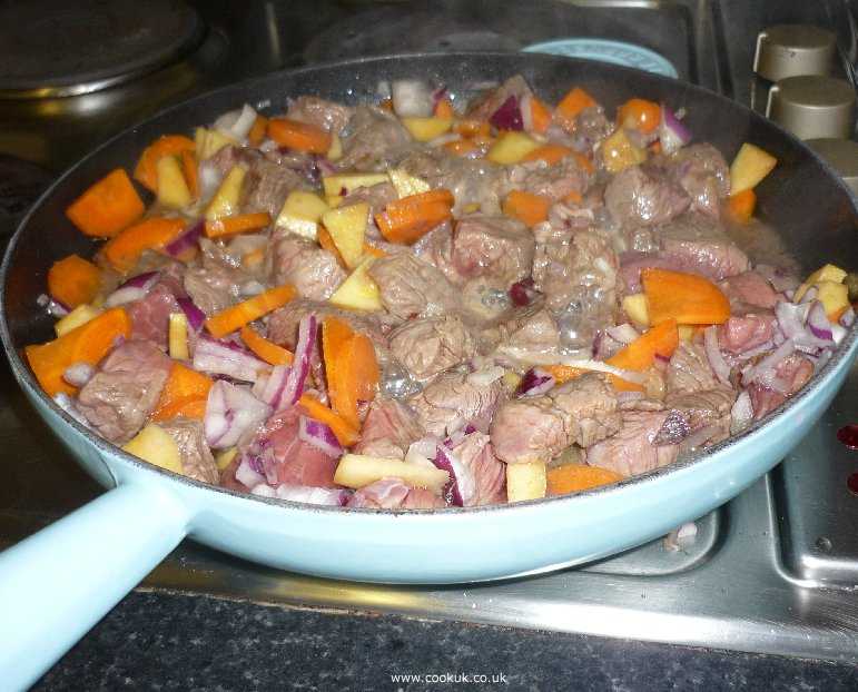Как приготовить гуляш из говядины, чтобы мясо было мягким? 7 рецептов гуляша с подливкой