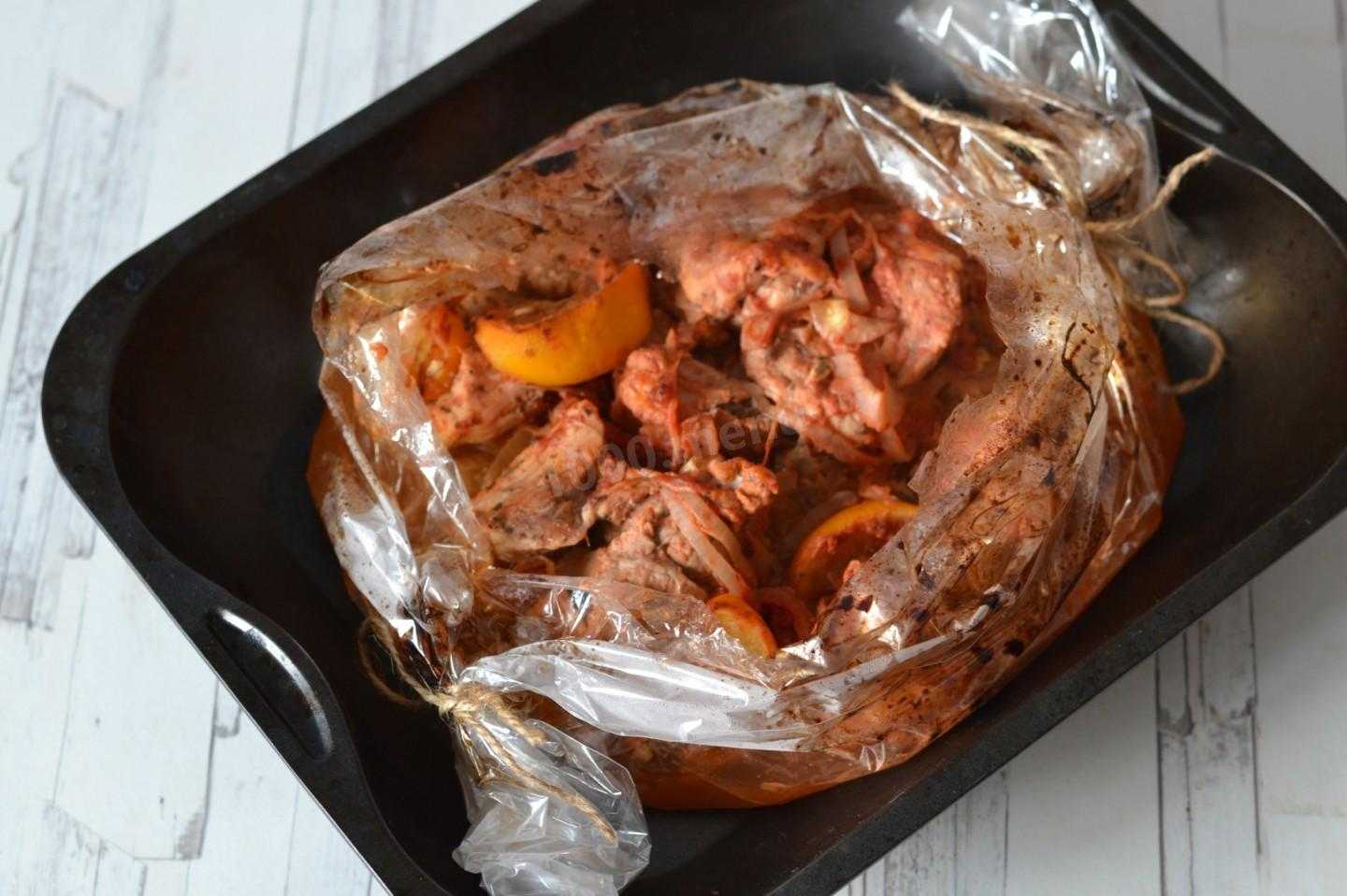Свинина в рукаве в духовке, запеченная куском, с картошкой, овощами, на луковой подушке