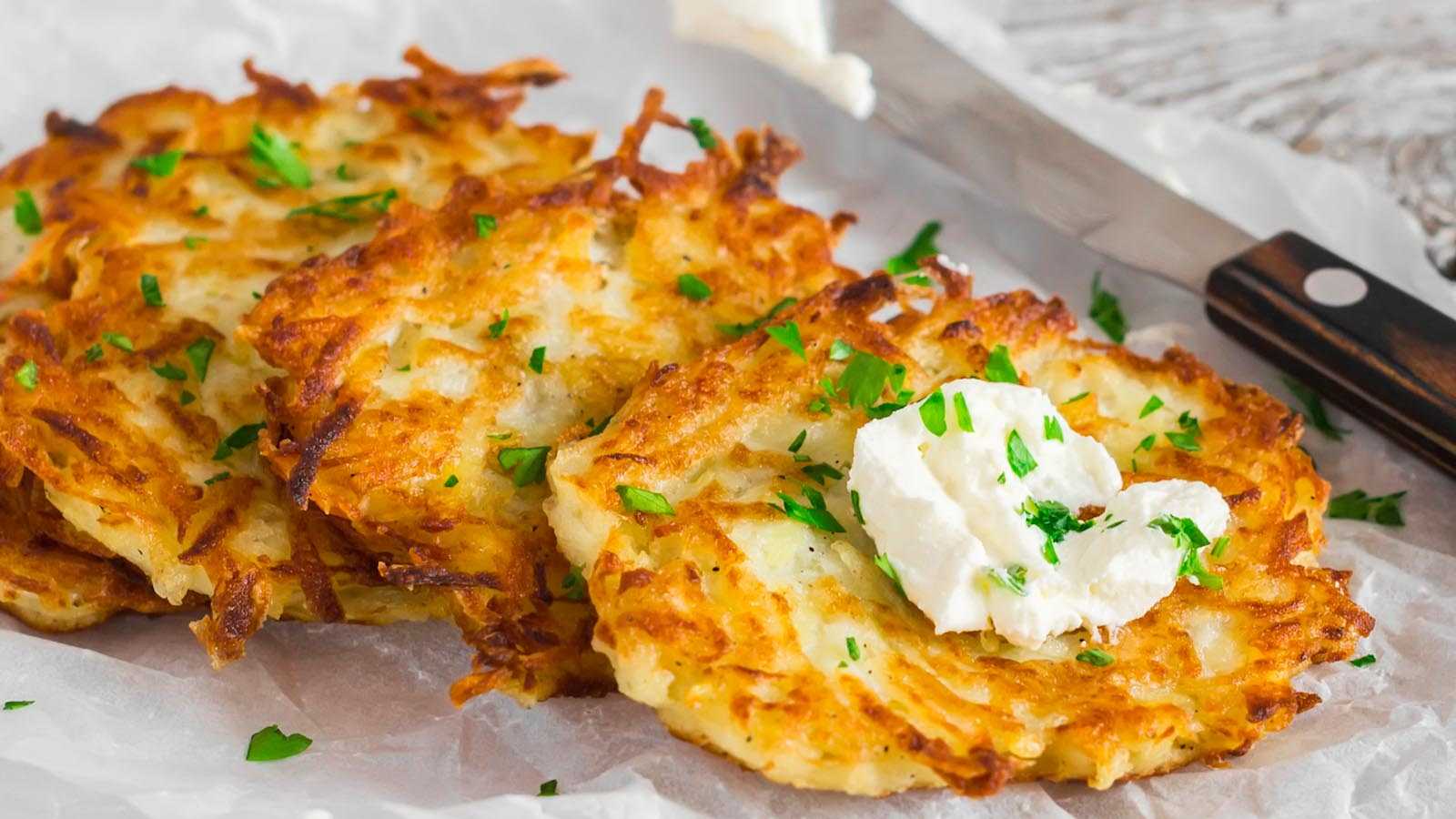 Картофельные драники на сковороде из мясного фарша