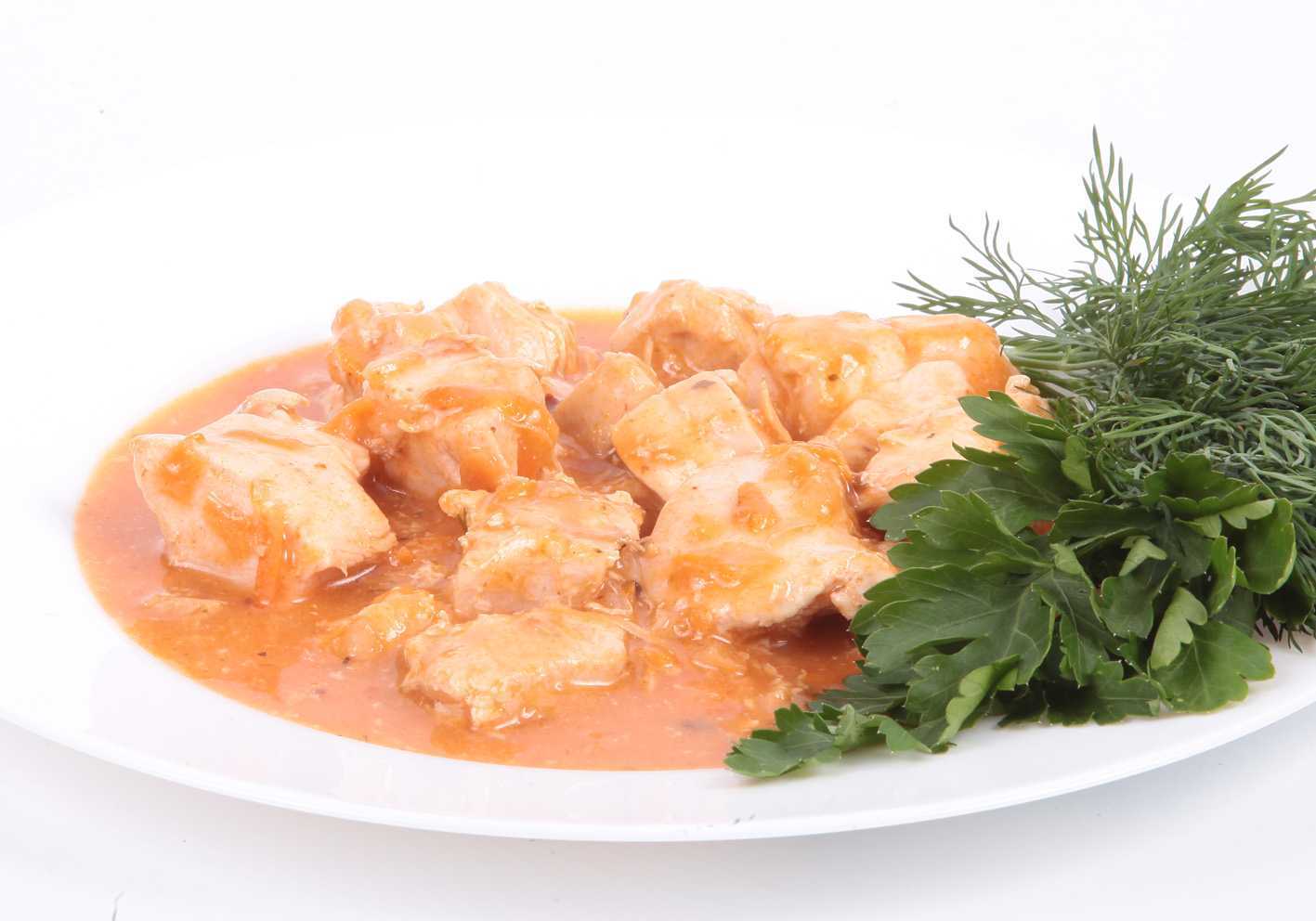 Гуляш из курицы со сметаной на сковороде - 8 пошаговых фото в рецепте