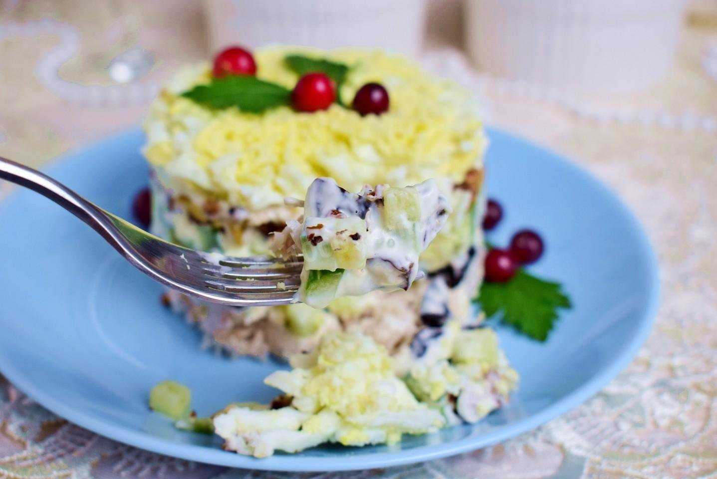 Праздничный слоеный салат с грибами, курицей и сыром