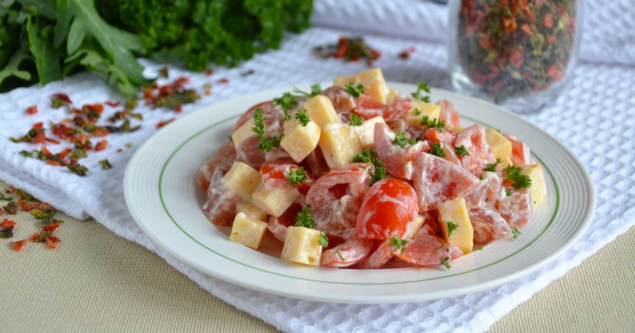 Салат с курицей и помидорами – 9 простых рецептов