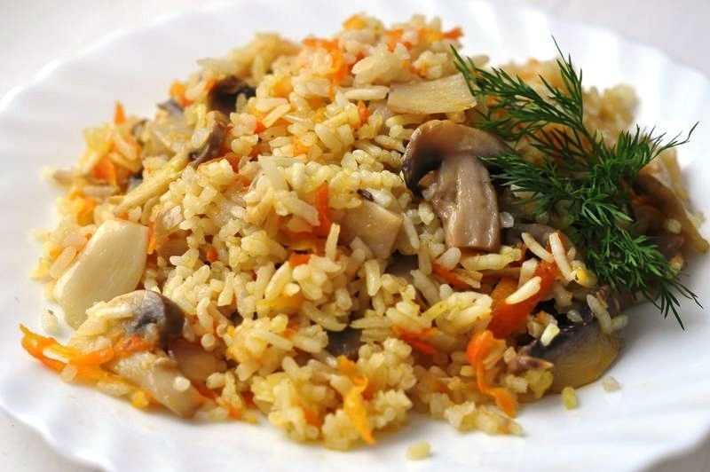Пельмени в горшочках с грибами, сметаной и сыром (в духовке)