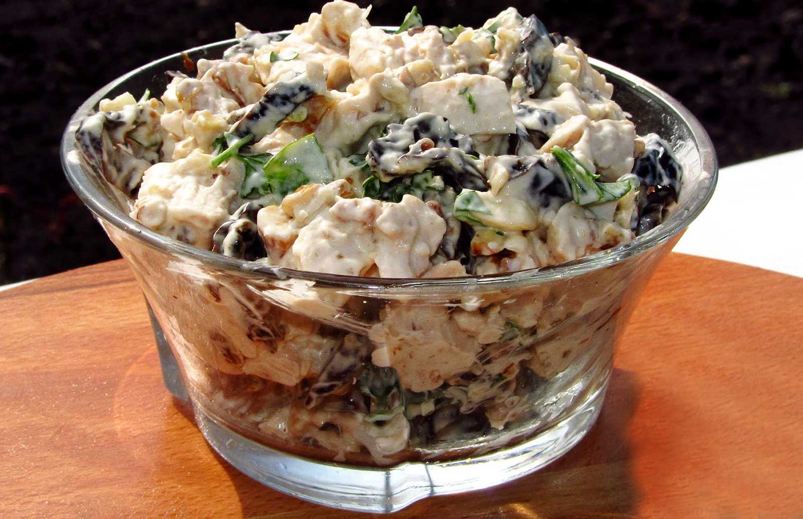 Салат с копченой курицей черносливом грецкими орехами и огурцом  рецепт с пошаговыми фото