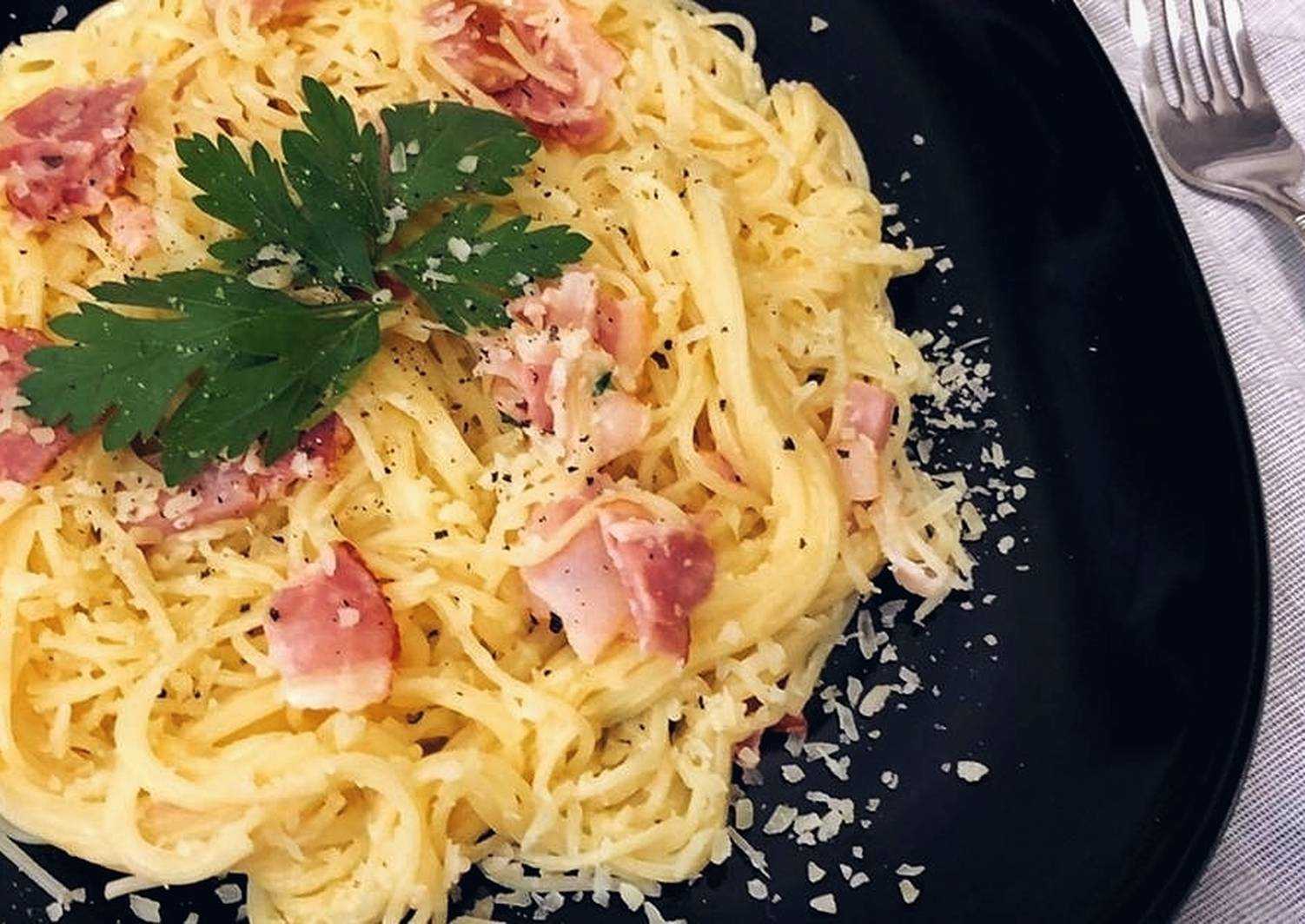 Паста карбонара с беконом и сливками