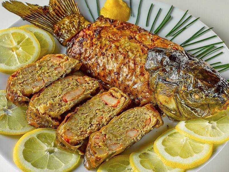 Карп на мангале на решетке