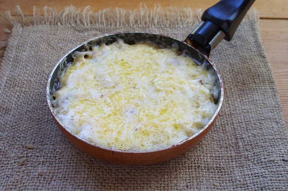 Жульен с курицей и грибами в сметанном соусе
