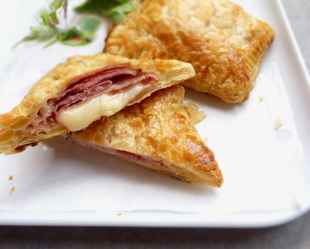 Слойки с ветчиной и сыром из слоеного теста рецепт с фото
