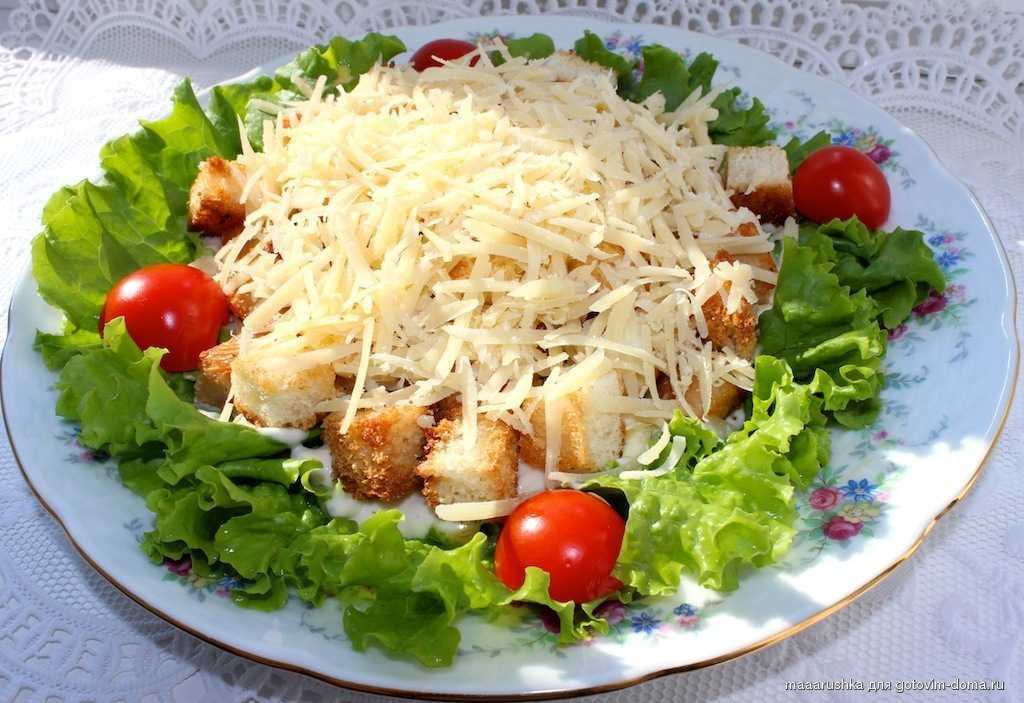 Салат «цезарь» с креветками: 9 рецептов