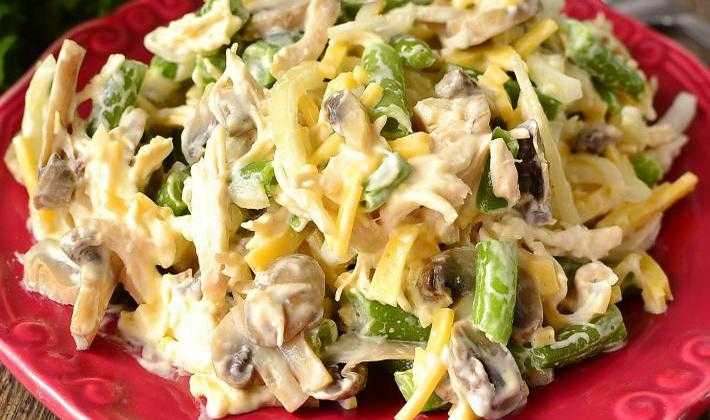 Как приготовить салат итальянский с блинами и копченой курицей