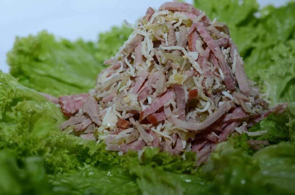 Салат «русская красавица»: рецепт классический с курицей и ветчиной, когда добавляют маринованные огурцы и как оформить кокошник